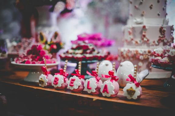 Can I customize the cake design for my event?
