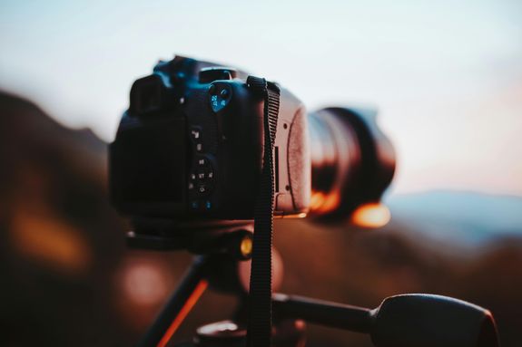 Close-up of DSLR camera on tripod during sunset in São Paulo, Brazil.