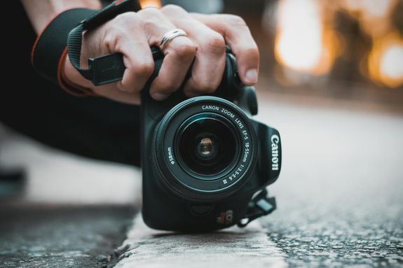 Artistic shot of a DSLR camera lens close-up on a street in Sé, São Paulo, Brazil.