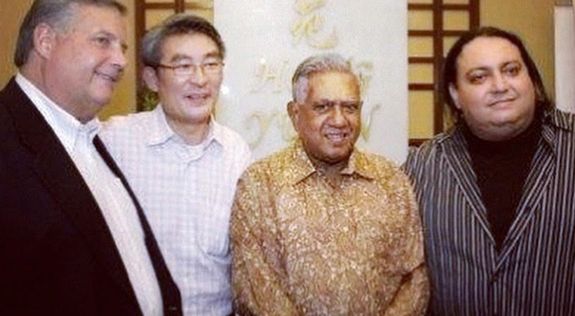 Can Edwin perform solo or with a band?