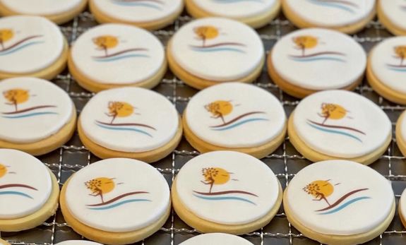 Une douzaine de biscuits peints à la main pour un événement spécial