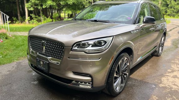 Your car’s shine, redefined in Fredericton.